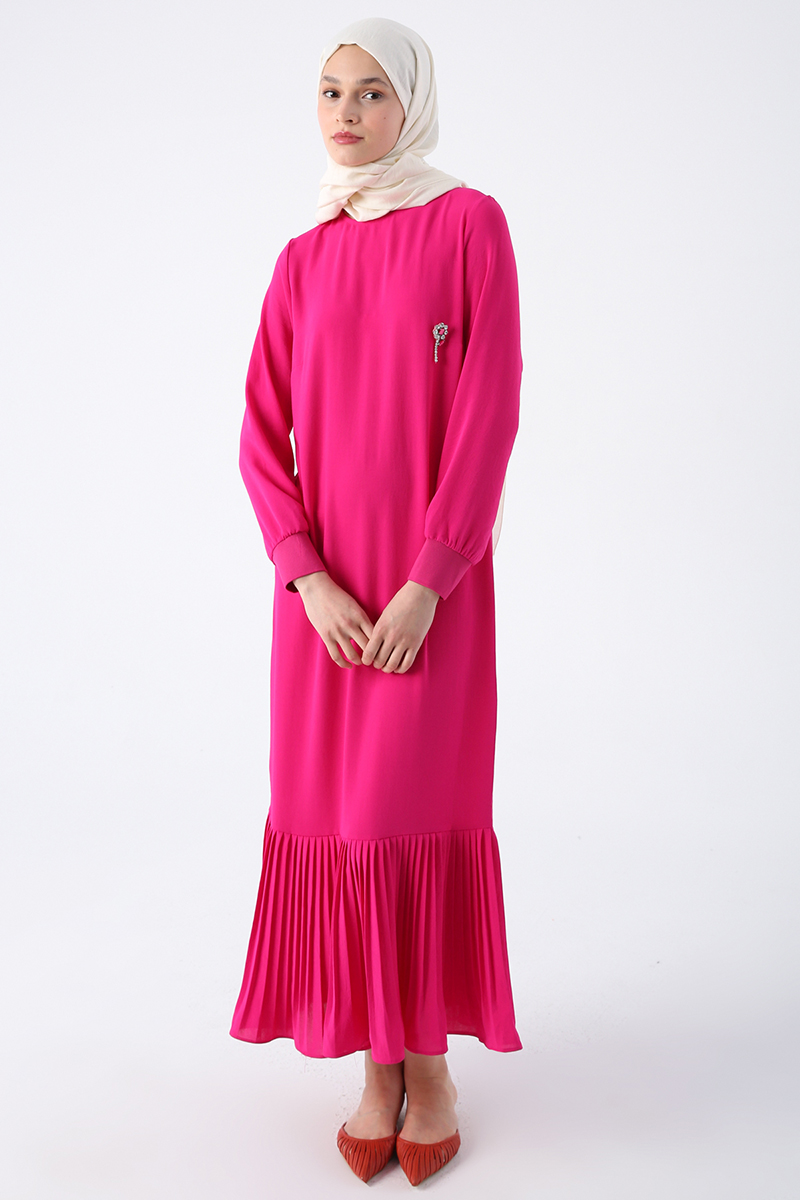 Brooch Detailed Skirt Pleated Crew Neck Dress