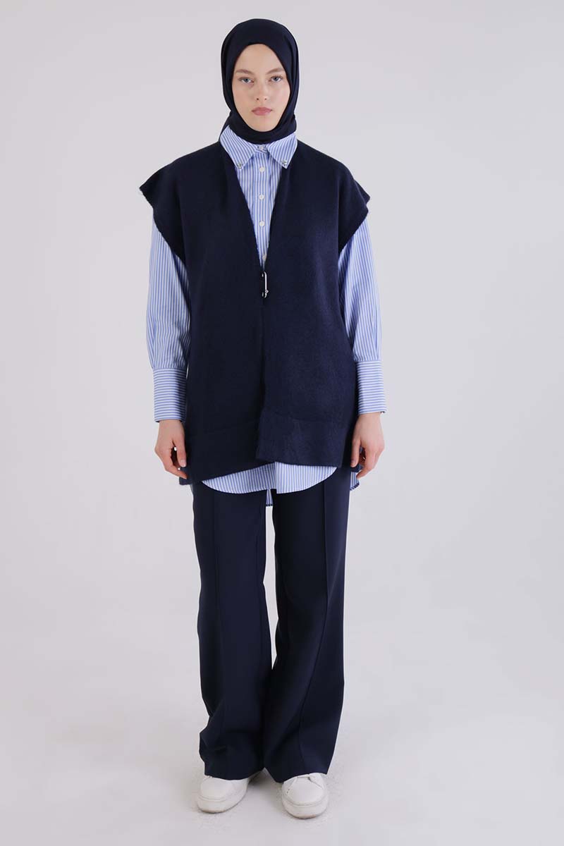 Knitwear Vest with Brooch