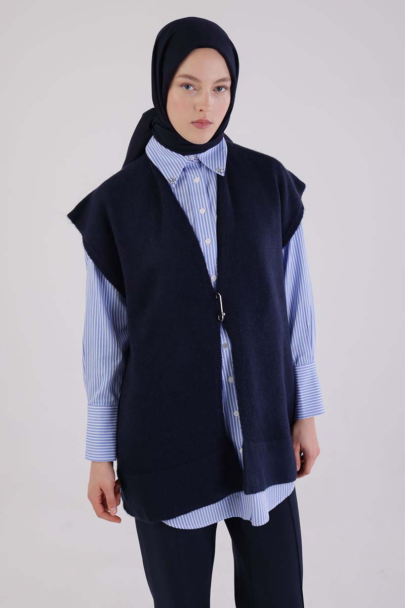 Knitwear Vest with Brooch