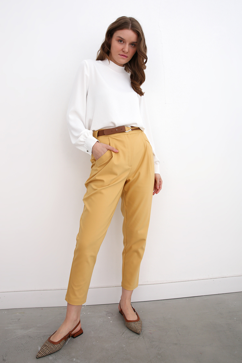 Pleated Pegged Pants With Belt