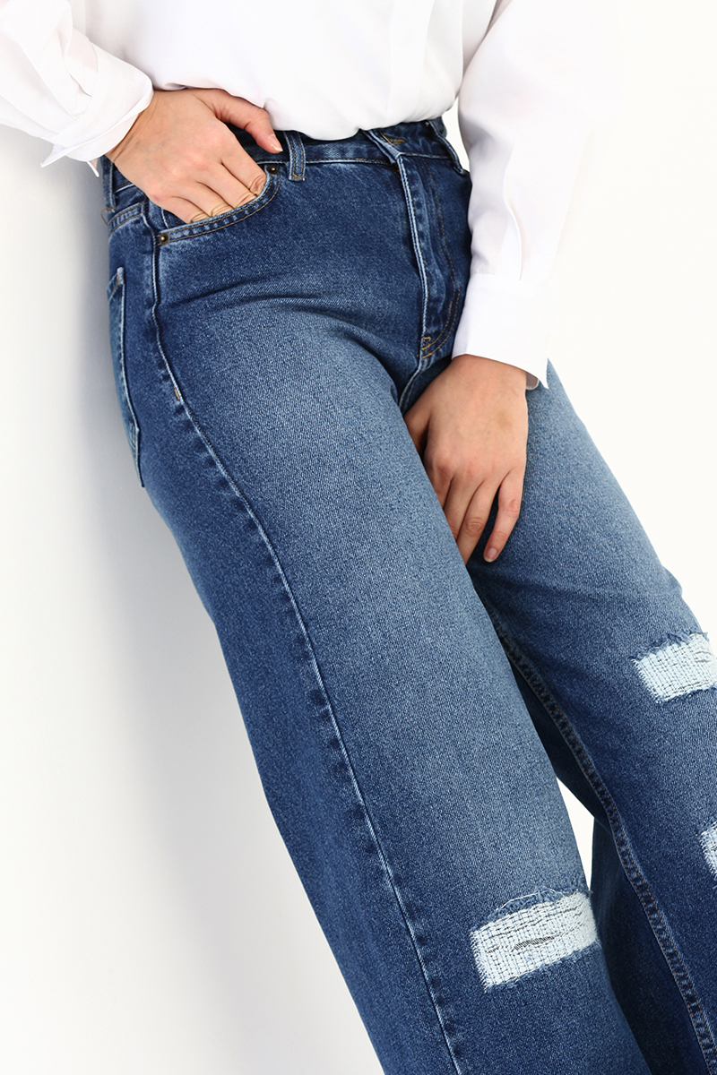 Straight Cut Distressed Jeans