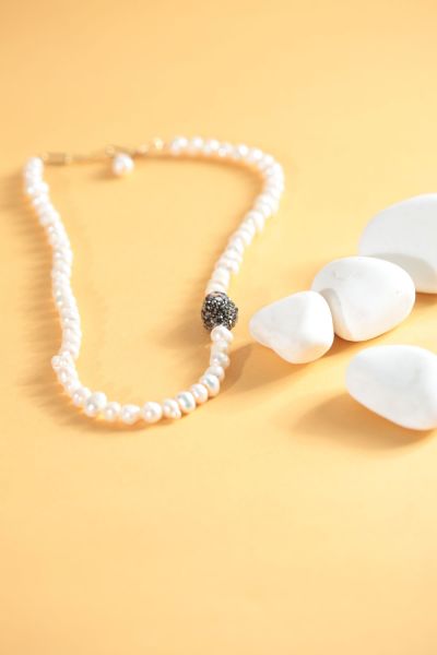 PEARL DETAIL NECKLACE
