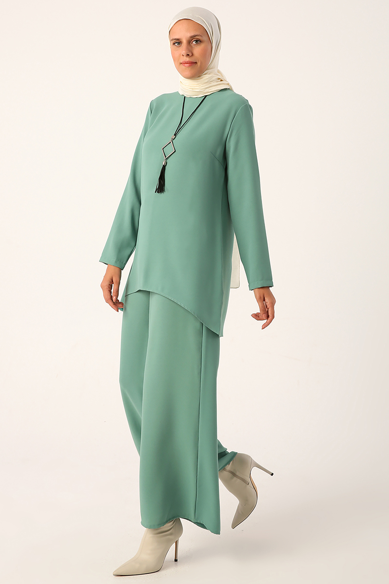 Tunic Suit with Necklace and Wide Leg Pants