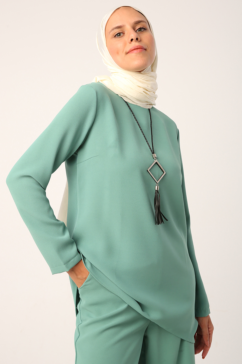 Tunic Suit with Necklace and Wide Leg Pants