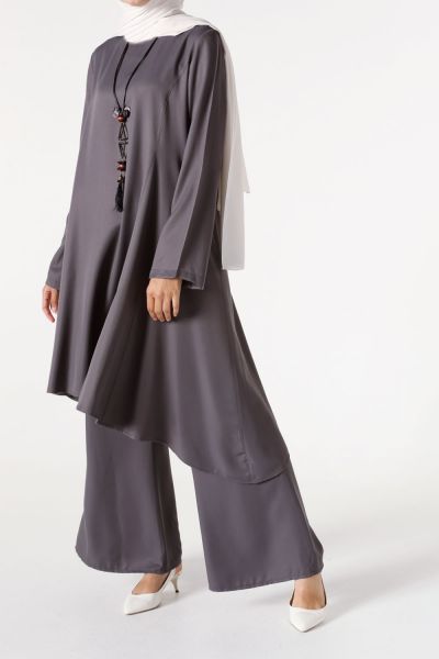 ASYMMETRIC HIJAB SUIT WITH NECKLACE