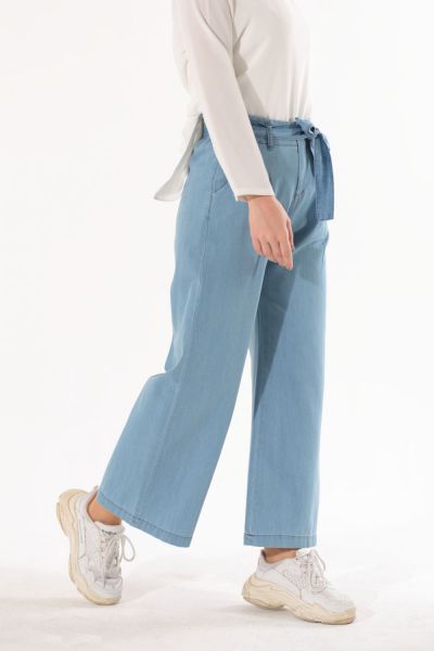 BELTED JEANS