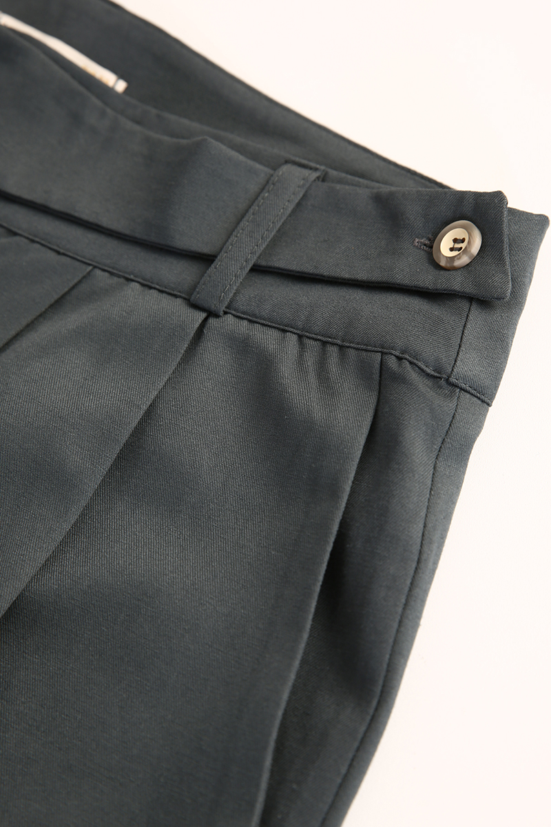 Button Detailed Waist Pleated Pants